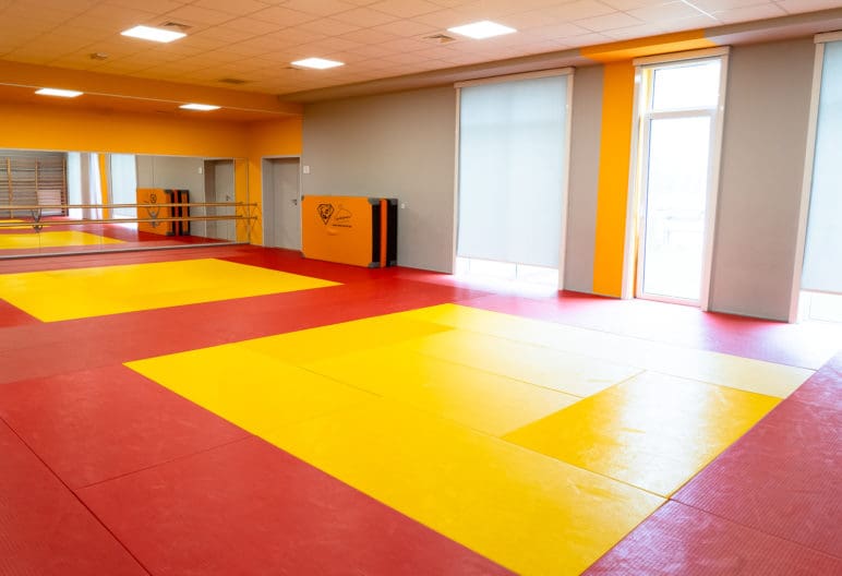 Siema! Zajrzyj na naszą stronę Judo Lemur i dołącz do ekipy, która kocha przewracać przeciwników na macie w Warszawie. Treningi w naszym klubie to nie tylko nauka rzutów i chwytów, ale też mega dawka pozytywnej energii i zaciętej rywalizacji, więc czekamy na Ciebie!
