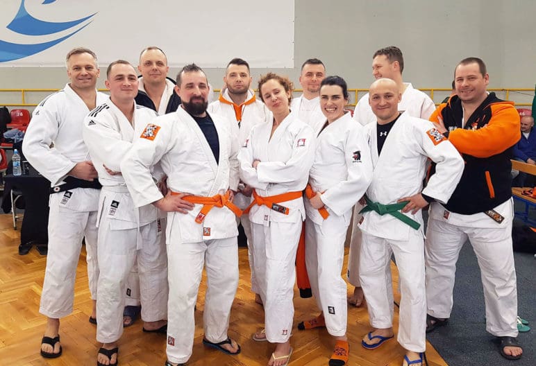 Zapraszam wszystkich entuzjastów judo do naszego klubu Judo Lemur w Warszawie, miejsca, które tradycje i techniki tego sportu podnosi na najwyższy poziom! Jako trener i zawodnik, wiem jak ważne jest trening, dlatego oferujemy najwyższej jakości sesje nauczania, które pomoże Ci stać się prawdziwym lemur w świecie judo.