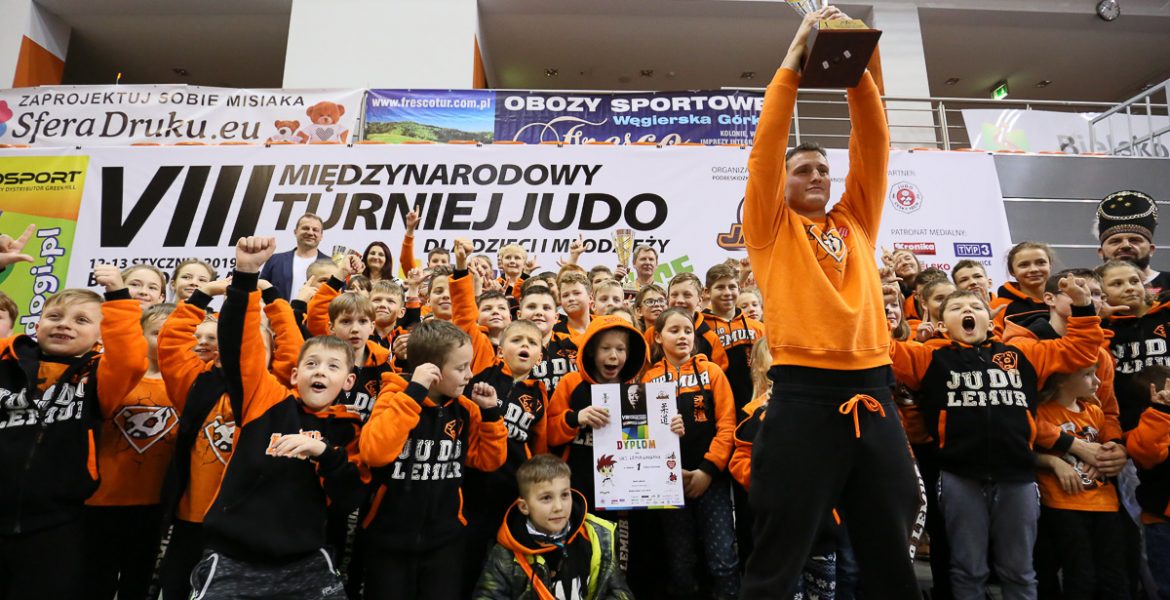 Jesteś gotowy dołączyć do naszej energicznej judo lemur drużyny w Warszawie? Czekamy na Ciebie w naszym klubie, gdzie doświadczeni trenerzy i zapaleni sportowcy pomogą Ci odkryć moc judo!"