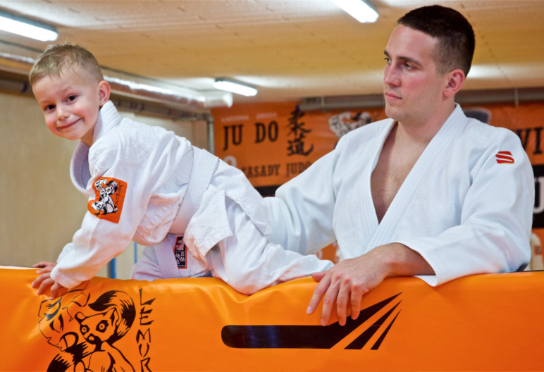 Zapraszam do Judo Lemur, najciekawszego klubu judo w Warszawie, gdzie jako trener i sportowiec uczymy technik judo! W Lemurze przekonasz się, że judo to więcej niż sport, to styl życia.