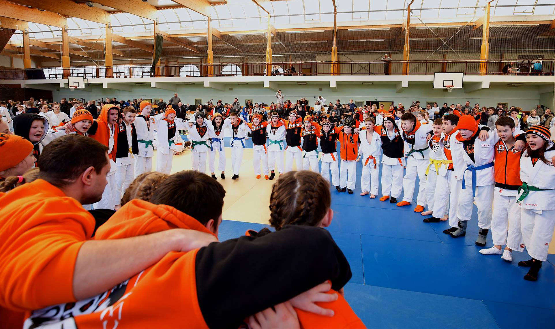 W Judo Lemur, nasz klub judo w Warszawie, każdy może odkryć w sobie prawdziwego lemura i spróbować swoich sił w judo. Jesteśmy pewni, że każdy sportowiec, który przyłączy się do naszej judo rodziny, będzie w stanie rozwinąć swoje umiejętności i odkryć pasję do tego sportu, tak jak my!