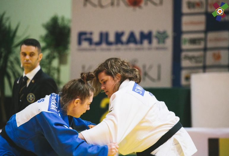 Zapraszamy do naszego klubu judo Lemur w Warszawie, gdzie odkryjesz niezwykły świat walki i dyscypliny. Jako trenerzy oraz sportowcy, dajemy z siebie wszystko, aby każda osoba, zarówno początkująca jak i doświadczony judoka, w naszym klubie znalazła akceptację, wsparcie i profesjonalne podejście do treningu.