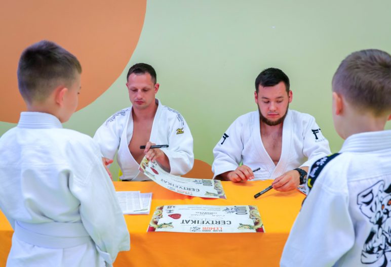 Jesteś gotowy dołączyć do naszego judo lemura, najważniejszego klubu judo w Warszawie, gdzie trenerują pasjonaci i zawodnicy sportu? Zobacz jak Lemur, jest naszym symbolem siły, zwinnosci i determinacji, które są kluczowe dla judo.