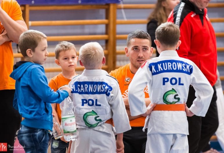 Chcesz dołączyć do świata judo i trenować pod okiem profesjonalnych trenerów? Sprawdź nasz klub judo Lemur w Warszawie, miejsce gdzie pasja do judo spotyka się z niezłomnym duchem sportowca!