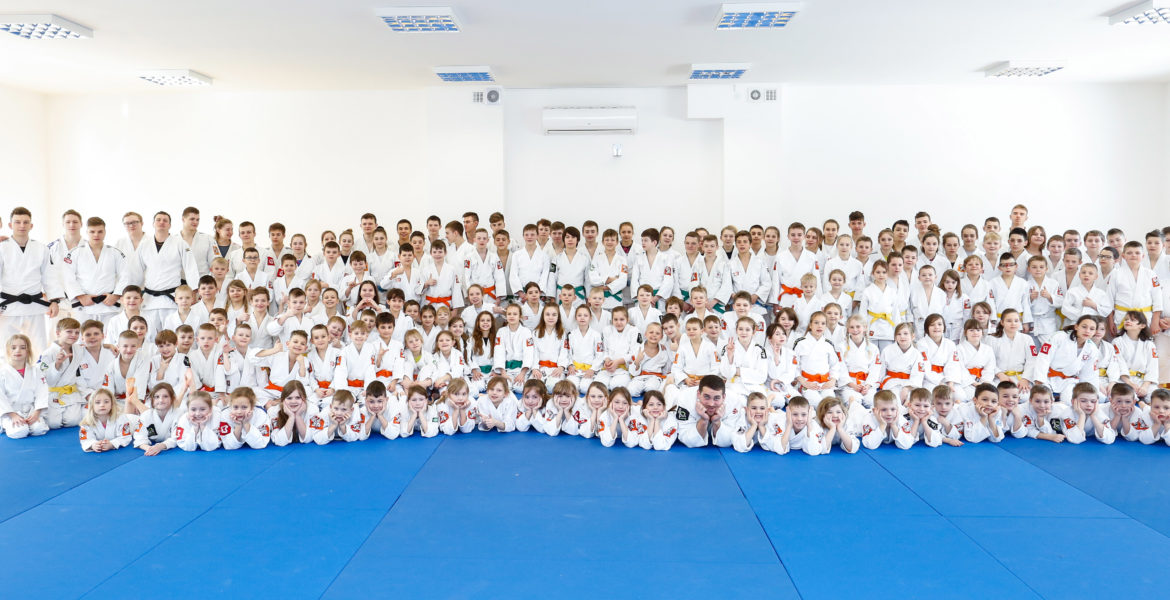 Zapraszam do zapoznania się z naszym klubem Judo Lemur w Warszawie, gdzie z pasją i zaangażowaniem uczymy najmłodszych i starszych technik i sztuki judo! Jako doświadczony trener i zawodnik, wiem, jak ważne jest prawidłowe nauczenie judo, od podstaw, z zachowaniem najwyższych standardów - właśnie takie podejście oferuje nasz klub Judo Lemur!"