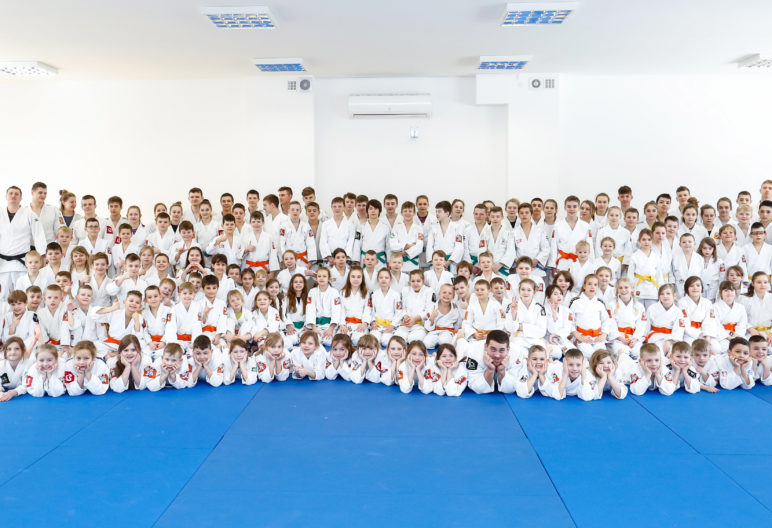 Zapraszam do zapoznania się z naszym klubem Judo Lemur w Warszawie, gdzie z pasją i zaangażowaniem uczymy najmłodszych i starszych technik i sztuki judo! Jako doświadczony trener i zawodnik, wiem, jak ważne jest prawidłowe nauczenie judo, od podstaw, z zachowaniem najwyższych standardów - właśnie takie podejście oferuje nasz klub Judo Lemur!"