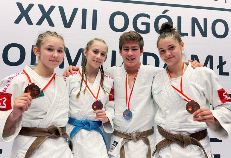 Cześć, nadchodzi czas na zmianę – dołącz do Judo Lemur, najlepszego klubu judo w Warszawie! Trenuj z nami, niezależnie od poziomu, i stań się częścią ekipy pełnej pasji i sportowej rywalizacji.