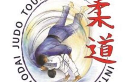 Cześć, jestem trenerem Judo Lemur z Warszawy i zapraszam cię do naszego klubu, gdzie energia i pasja do judo nie zna granic! Dołącz do naszej drużyny lemurów, wspólnie nauczymy się nowych chwytów i będziemy rzucać wyzwania na macie, niezależnie od poziomu zaawansowania.