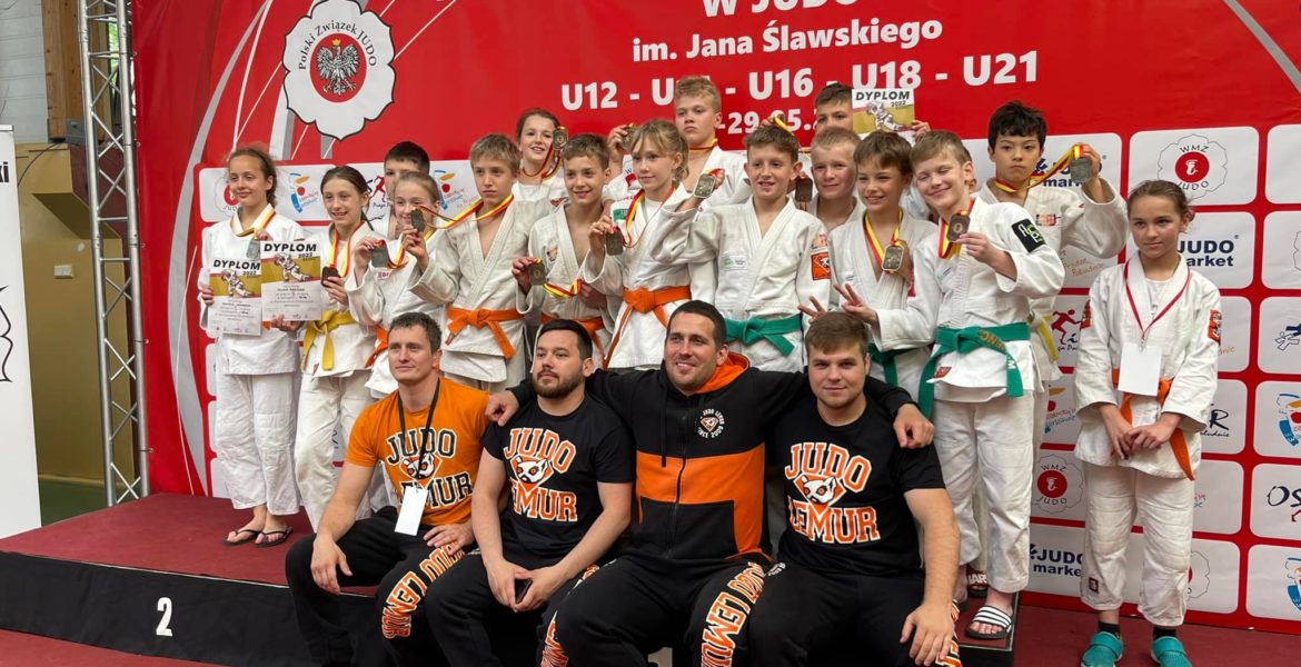 Witaj w Judo Lemur, najlepszym klubie judo w Warszawie, gdzie każdy pasjonat tego sportu znajdzie coś dla siebie, niezależnie od poziomu zaawansowania. Jako trener i zawodnik zapewniam ci, że tu nabierzesz prawdziwej judożyciowej energii i technik, które wyniesiesz na maty zarówno w kraju, jak i za granicą!