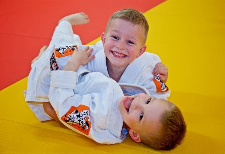 Chcesz nauczyć się judo lub podnieść swoje umiejętności na wyższy poziom? Zapraszamy do naszego klubu judo Lemur w Warszawie, gdzie nasi doświadczeni trenerzy i entuzjastyczni atleci pomogą Ci osiągnąć twoje cele sportowe!