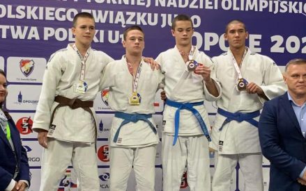 Siema, Judo fighterzy i wszyscy, którzy chcą zostać częścią naszego klubowego stada! Zapisz się do Judo Lemur w Warszawie, gdzie razem odkryjemy pełen pasji świat judo i będziesz mógł trenować z prawdziwymi judo lemurami, które na macie poruszają się z zaskakującą zwinnością.