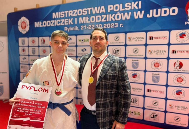 Hej przyszli judocy i pasjonaci sportów walki! Jeśli szukacie klubu, gdzie energia i pasja do judo mieszają się z zajęciami na wysokim poziomie w Warszawie, to Judo Lemur to miejsce stworzone właśnie dla Was.